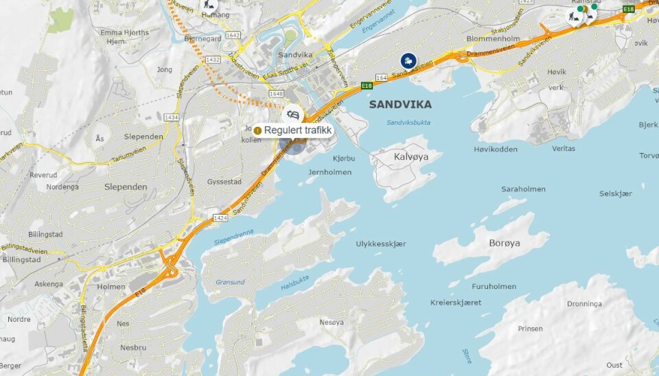 UHELL: Sammenstøt mellom personbil og lastebil fører til regulert trafikk på E18 tirsdag morgen.
