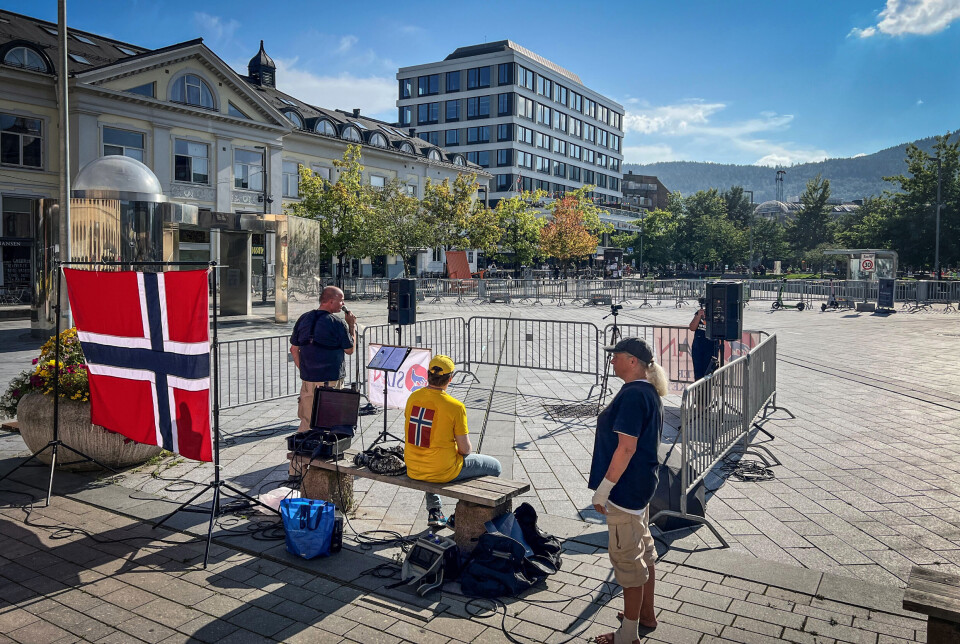 STRØMSØ I FJOR: Stille og rolig markering med motdemonstrasjoner utenfor sperringene.