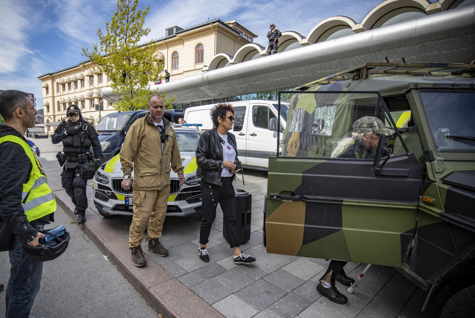 STORT SIKKERHETSOPPBUD: SIAN eskorteres vekk av politiet etter markering på Strømsø i 2023.