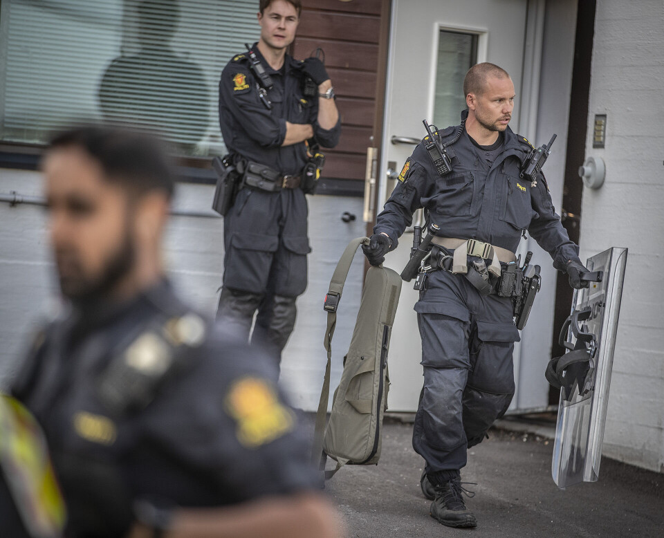 AKSJONERTE: Flere politipatruljer med skjold og våpen aksjonerte på en kjent adresse