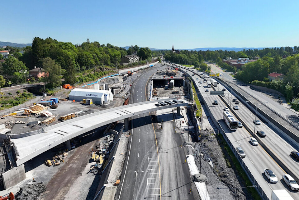 VENTER KØ: Dronebilde av den ny-asfalterte traseen på Ramstadsletta der det vestgående feltet (trafikk fra Oslo) blir flyttet til ny trasé i slutten av juni. I midten av bildet er portalen til Høviktunnelen, som skal åpne i 2027/2028.