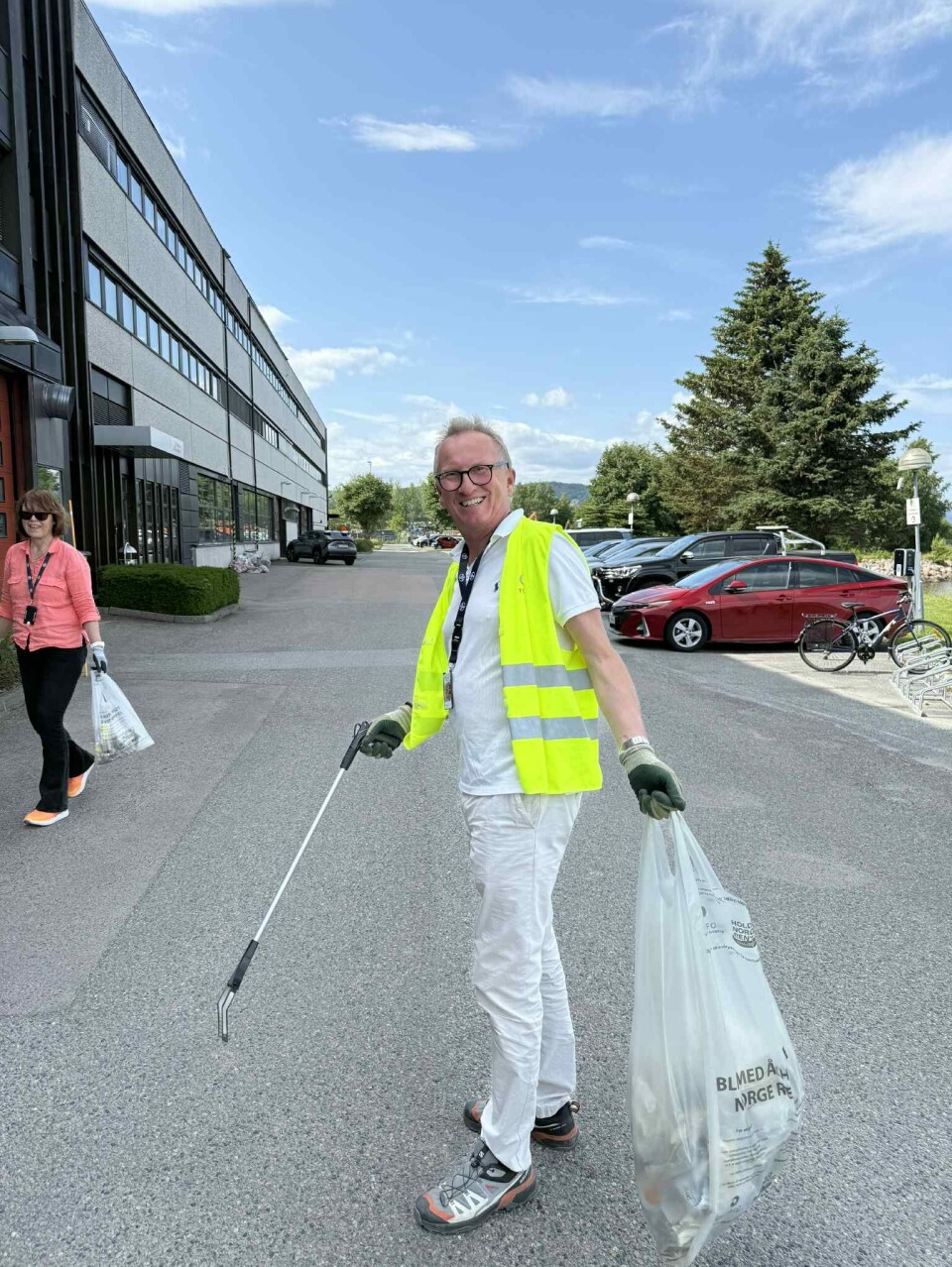 RYDDET: I litt over en time var ansatte fra Toyota Norge Drammen ute å rensket nærmiljøet for søppel.
