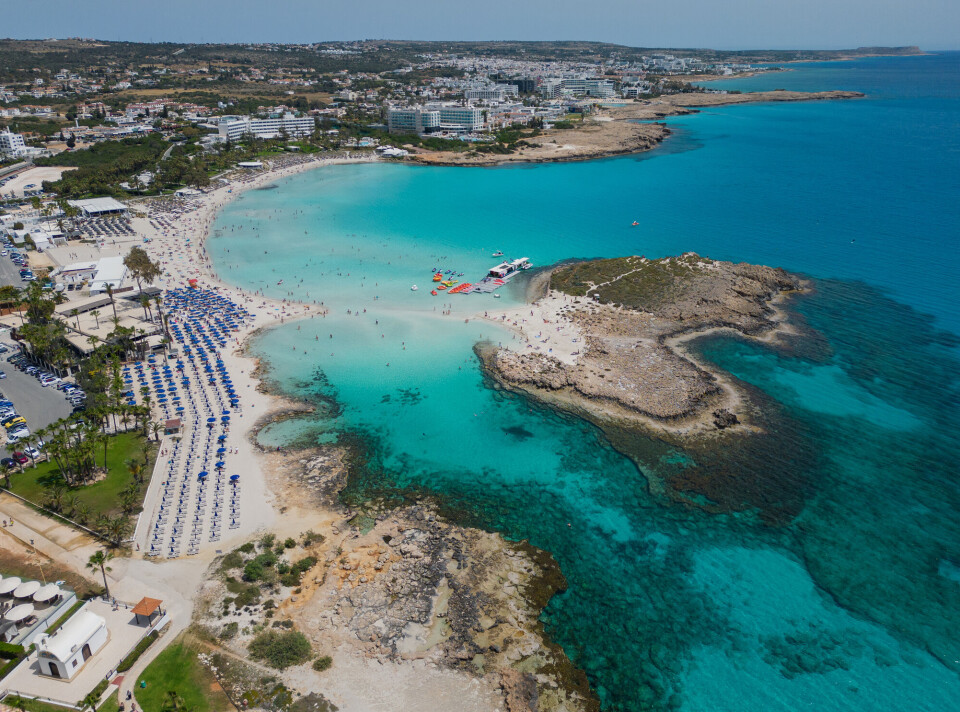 CHARTER-MÅL: Populære Nissi Beach på Aiya Napa, Kypros, ligger kun få mil fra kysten av Israel.
