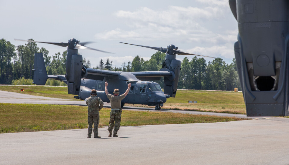 ØVELSE: Amerikansk Bell Boeing V-22 Osprey øver på fallskjermhopping over Rygge flystasjon i
sammenheng med en øvelse.