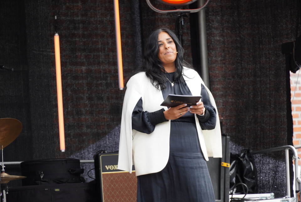 GAVE: Kultur og likestillingsminister Lubna Jaffery (AP overrasket med gave til festivalen.)