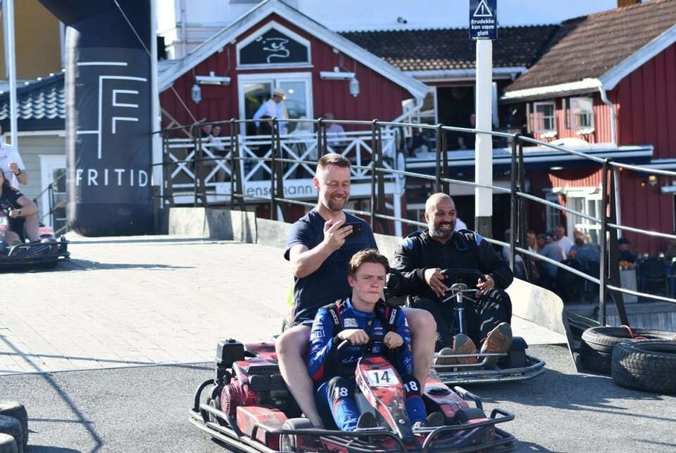 Thomas Grøndal-Eeles fra Drammen med Fenriken som «passasjer» under drivers-paraden.