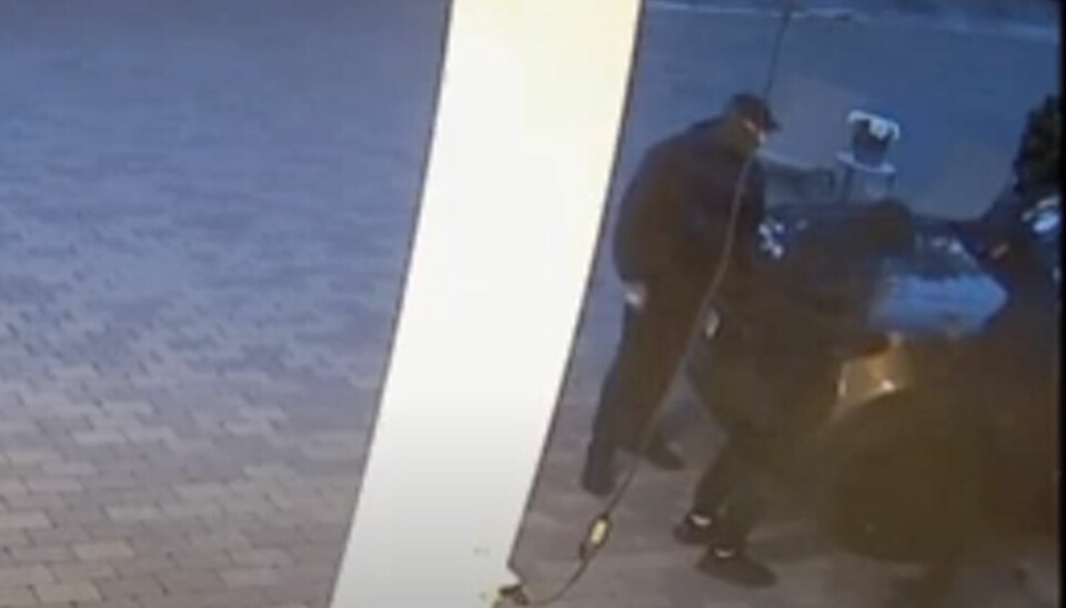 FLERE: På overvåkningsvideoen kan man tydelig se at flere personer ikledd svarte klær stjeler bilen på kort tid.