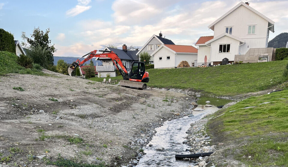 FLOMSIKRING: Her har NVE gjort ferdig et sikringstiltak langs Vika kvikkleiresone. Dette er en del av en omfattende flomsikring av Mjøndalen sentrum.