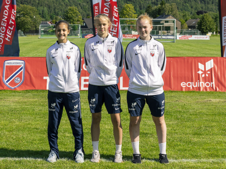 Savannah Thorstensen (14), Carol Isabel Haug (15) og Elena Røed (15) fra Buskerud har de siste dagene deltatt på Equinor Talentleir sammen med andre lovende fotballtalenter fra hele landet.
