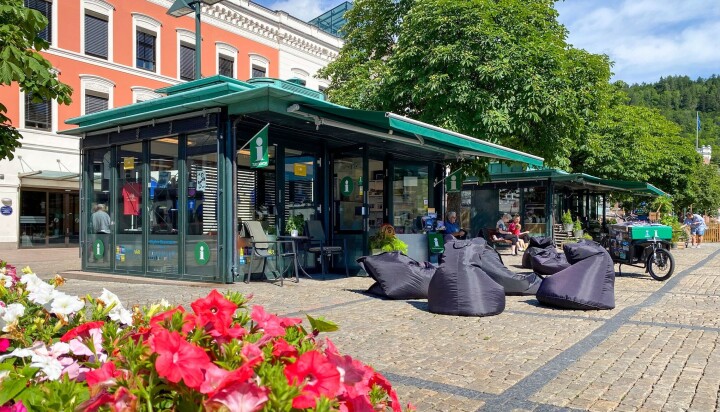 MØT DE HER: I denne lille boden kan du spørre turistvertene om hva som skjer i Drammen i sommer.