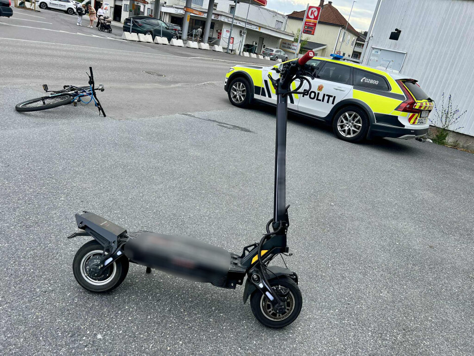 ULYKKE: El-sparkesykkelen, som ble ført av en ung gutt, kolliderte med en personbil.