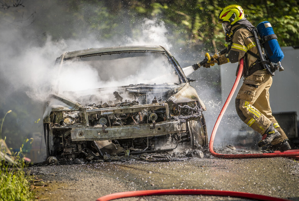 Bil opp i flammer - brannen spredde seg til terrenget