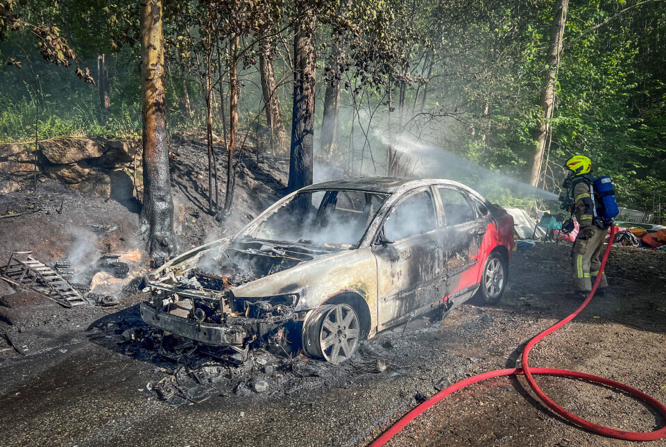 Brannvesenet dynket også vegetasjonen rundt med vann etter at bilbrannen var slukket.