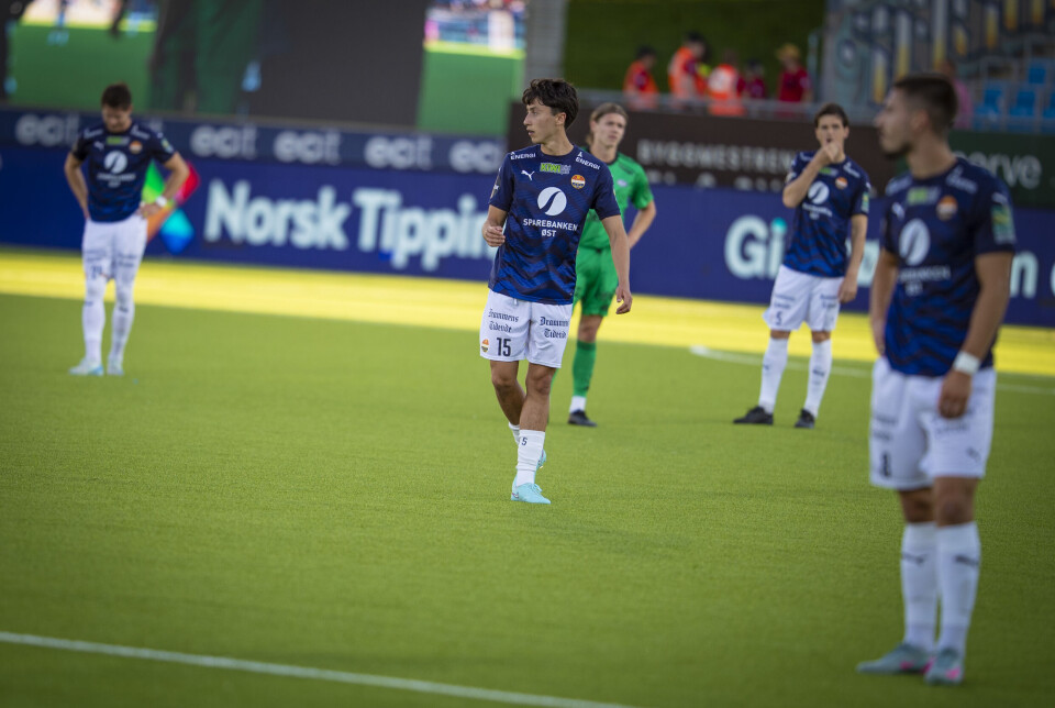ILLUSTRERENDE: Noen som henger med hodet, andre som drar seg i ansiktet - alle med en fraværende mine. Godset-spillerne fremstår som totalt uinteressert i å vinne fotballkamper.