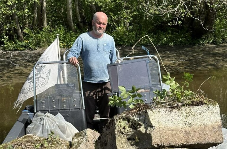 MYE SØPPEL: Det ble funnet litt av hvert, når Plastpiratene var i aksjon for å rydde elva.