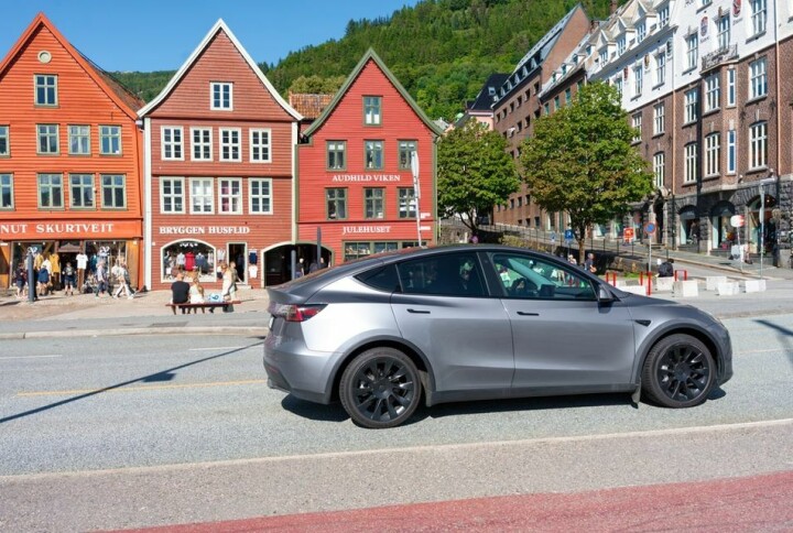 MANGE KJØPER NY BIL: Tesla topper nybilsalget, men møter hard konkurranse. En rekke nye merker og modeller har stor og økende interesse hos norske bilkjøpere.
