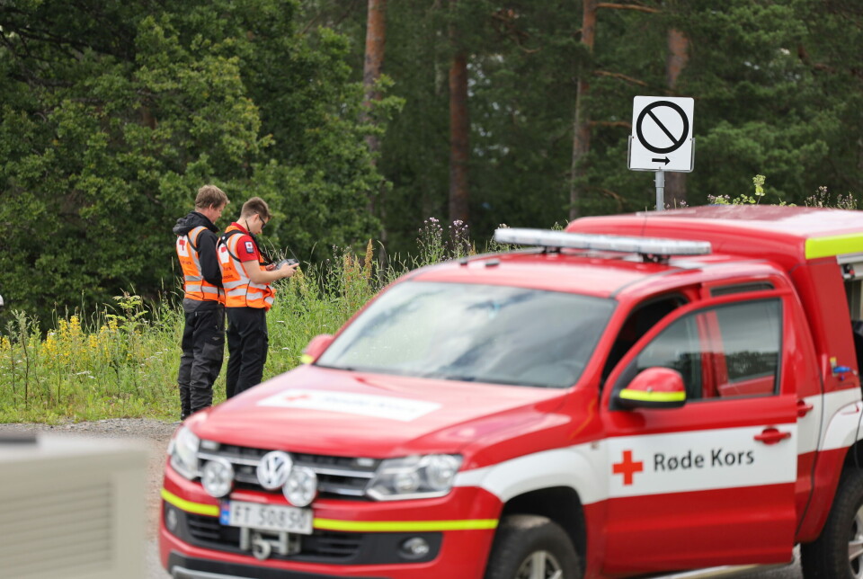 Søker etter savnet mann med politihelikopter