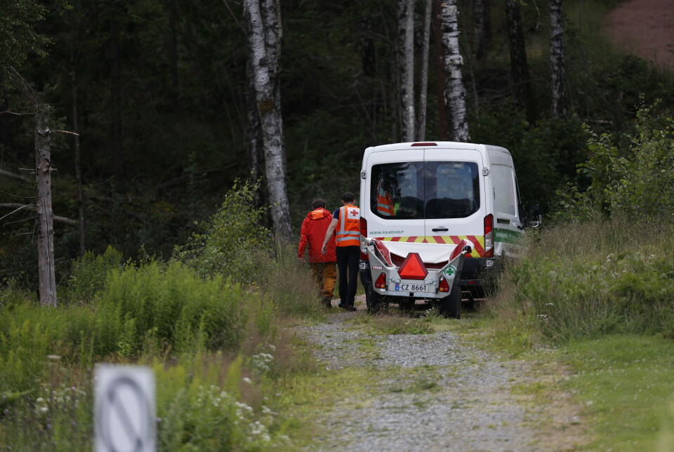 Søker etter savnet mann med politihelikopter