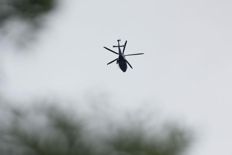Søker etter savnet mann med politihelikopter