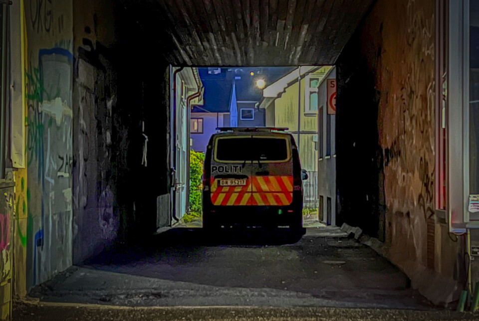 Bil i husvegg - ung jente bak rattet