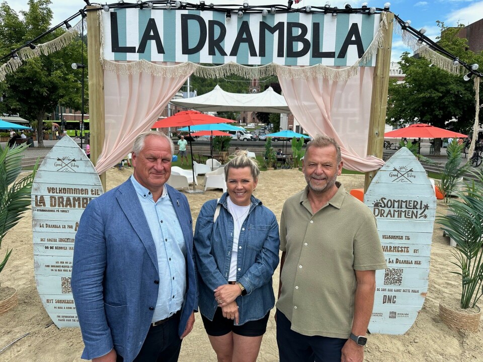 PALMESUS: Ordfører Kjell Arne Hermansen med sentrumsleder Merethe Dokken og daglig leder Tom Søgård fra Byen Vår Drammen på den nye «bystranda» på Bragernes Torg.