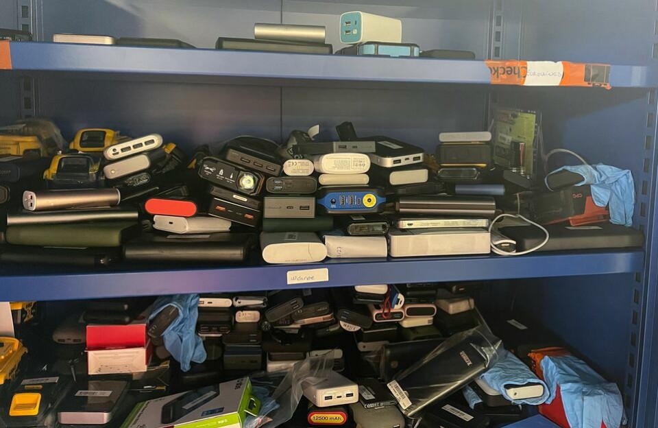 Advarer om powerbank: - Dette er forbudt