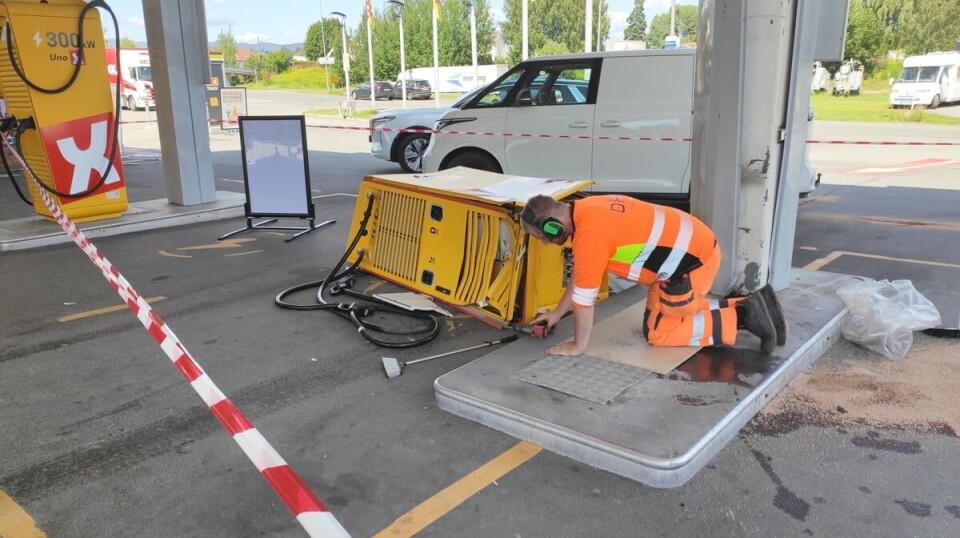 Bil kjørte ned ladestasjon