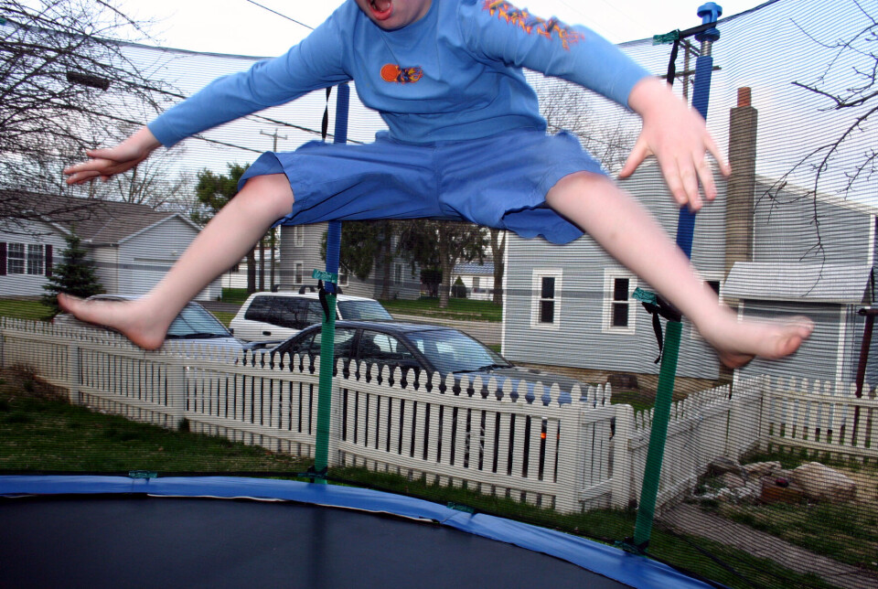 Sikkerheten ved trampolinelek er viktig. Du kan bli erstatningsansvarlig hvis andre barn skader seg på din trampoline, og du har slurvet med tilsyn og sikkerhet, påpeker If.