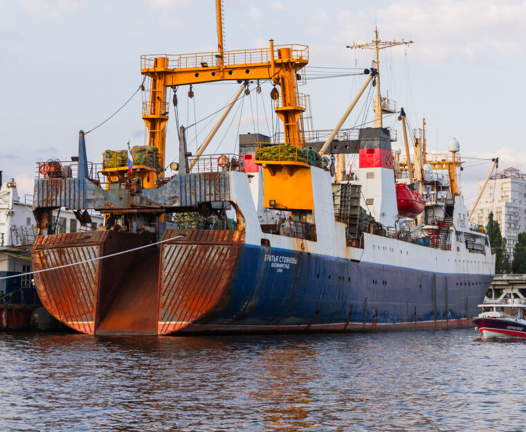 Russisk fiskefartøy til havn