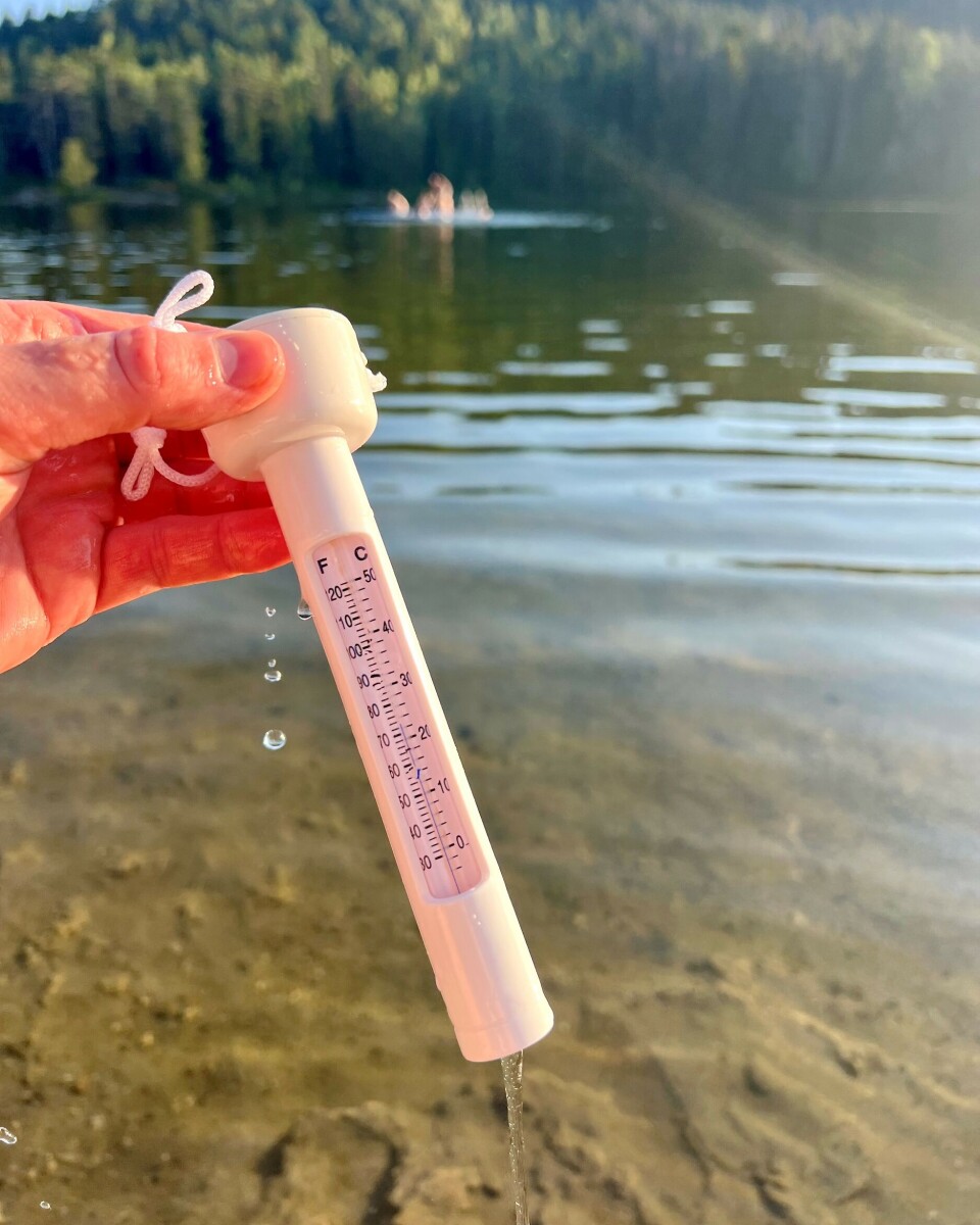 BADEVANN: Gradestokken viser 23 grader i vannet flere steder.