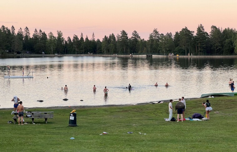 VARMESJOKK: Selv sent på kvelden etter solnedgang var det mange som tok seg et avkjølende bad på Landfalltjern torsdag.