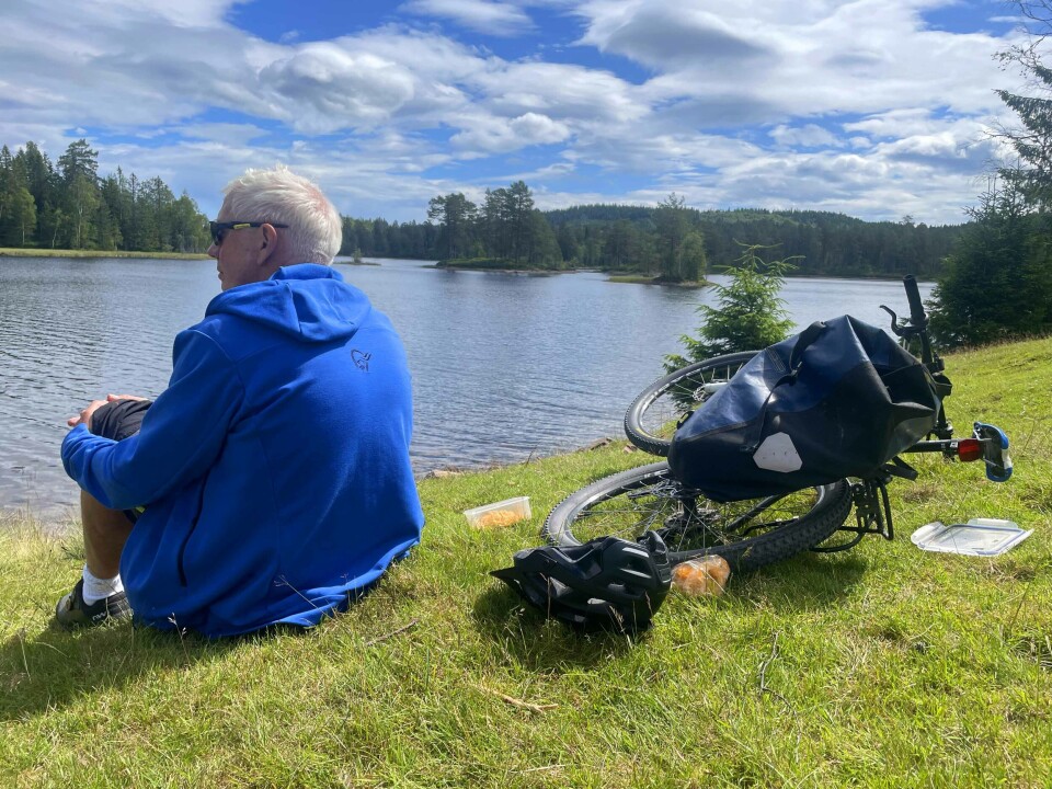 Lars Wang har pause fra sykkelsetet ved Vranglevollen i Finnemarka i gamle Nedre Eiker.