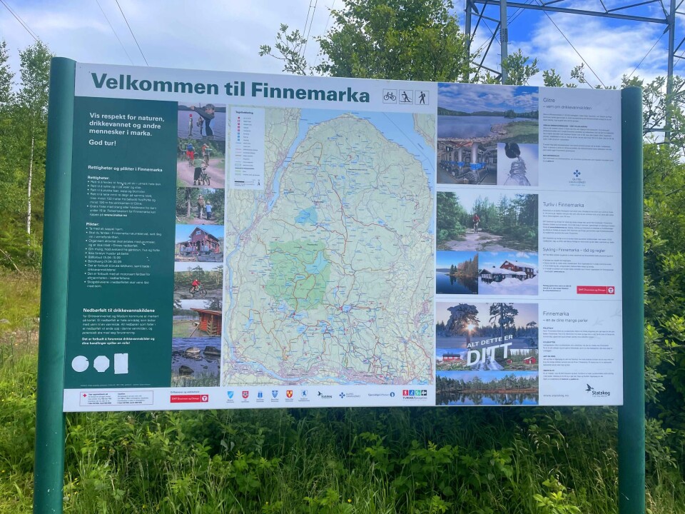 Stor informasjonstavle om Finnemarka og Glitrevannverket ved Ulevann i gamle Nedre Eiker.