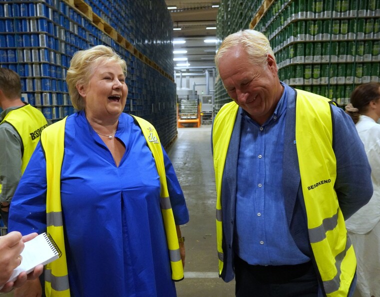 FORNØYD: Erna Solberg (H) og ordfører i Drammen, Kjell Arne Hermansen (H) hadde det gøy på besøk hos Aass bryggeri.