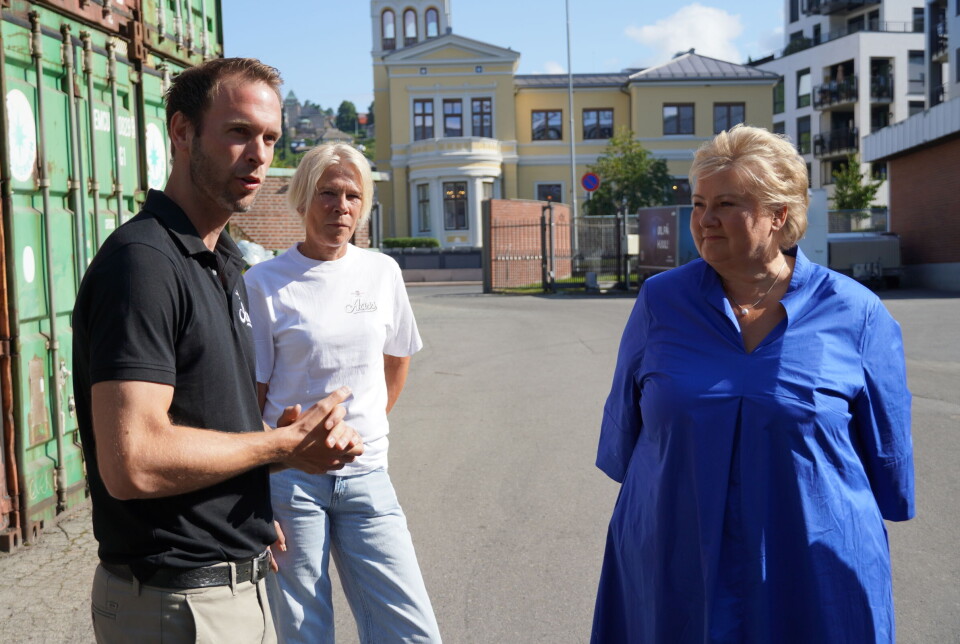 DYRT: Lauritz Aass, administrerende direktør i Aass Bryggeri, forteller Erna Solberg (H) hvor mye formueskatten ødelegger for investeringsmulighetene i bedriften.