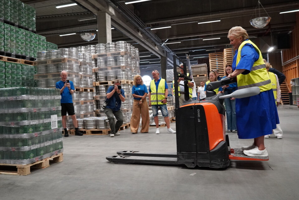 VANSKELIG: Det er ikke bare bare å kjøre truck, hvis man aldri har gjort det før, det fikk Erna Solberg erfare, da hun fikk prøve seg hos Aass bryggeri.