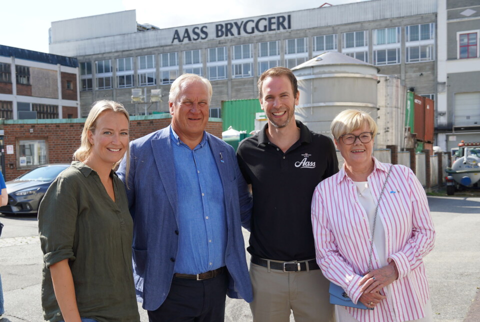 FORNØYD: Sandra Bruflot 2. kandidat for Buskerud Høyre, ordfører i Drammen Kjell Arne Hermansen (H), Lauritz Aass, administrerende direktør i Aass Bryggeri, og 3. kandidat for Høyre i Buskerud, Kristin Ørmen har tro på at å fjerne formueskatten vil gjøre det lettere for norskeide bryggerier som Aass. De er fornøyd med at Erna Solberg valgte å starte sin valgkamp i Drammen.