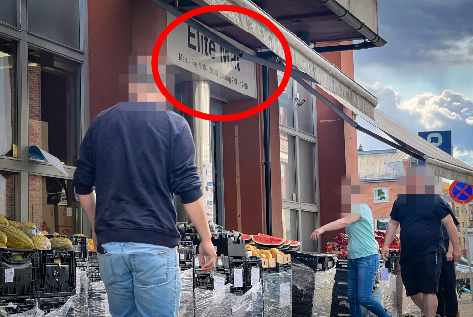 BRØT LOVEN: Ved 18.15-tiden pinsesaften 7. juni var fortauet fortsatt fullt av varer og stor trafikk i og utenfor butikken. Butikken holder, som skiltet viser, vanligvis åpent til 19.00 lørdager, og lite tilsa noe annet enn vanlig drift denne lørdagen.
