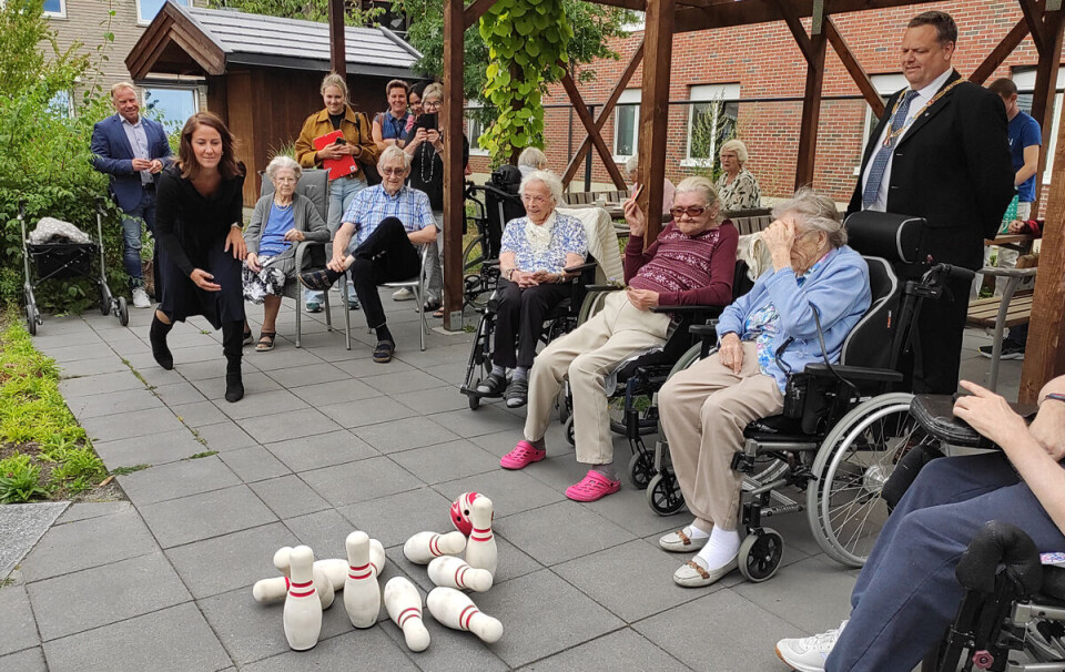Her viser statsråden fram sine bowlingferdigheter i konkurranse med øvrige beboere på Eikertun