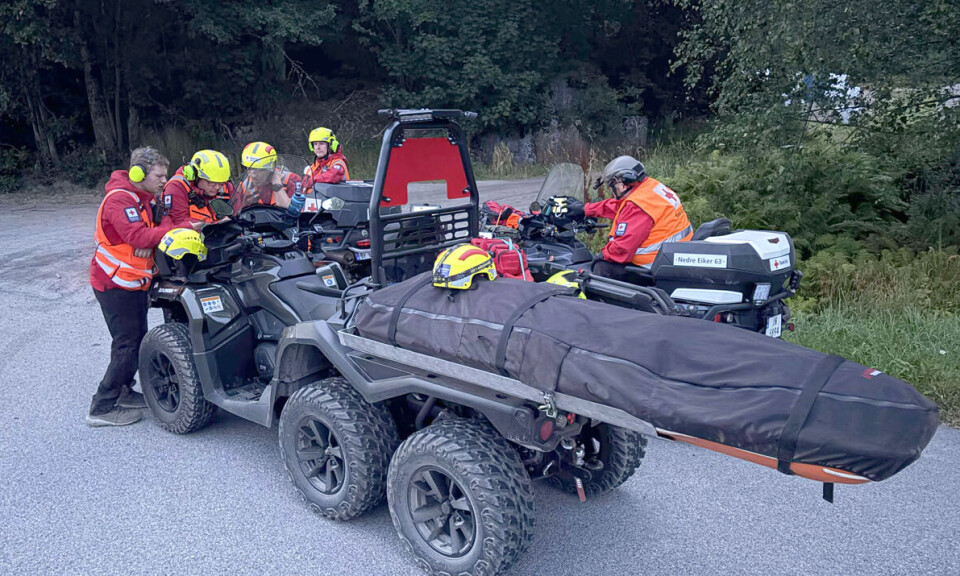 HJELPER TIL: Øvre Eiker Røde Kors Hjelpekorps hjelper til med leteaksjon.