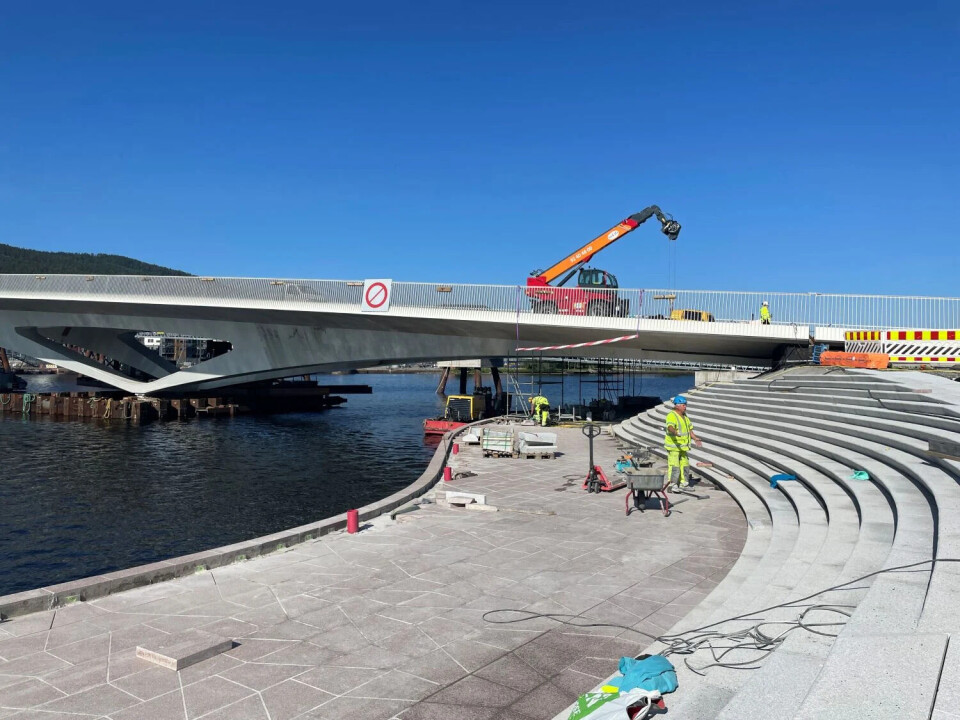 UNDER BYGGING: Det jobbes fortsatt med å bygge ferdig nye Honnørbrygga, og dermed kan man ikke fortøye båter her under årets elvefestival.