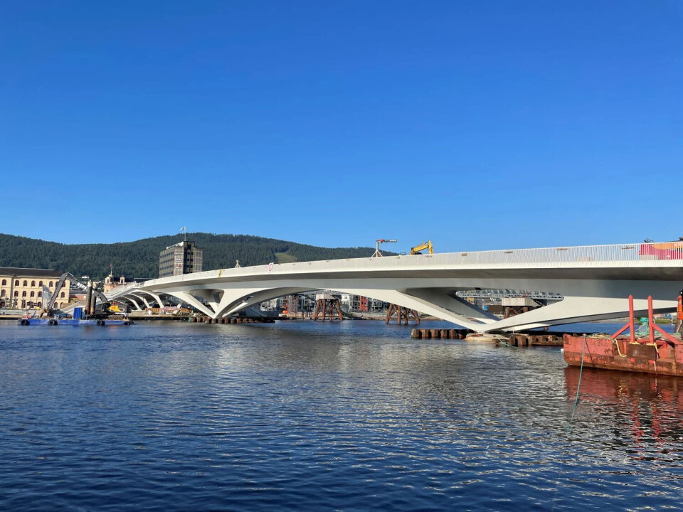 KAN PASSERE: Båter kan passere under den nye Bybrua. Det er skilt med gule piler som viser tydelig hvor du kan passere. Det gjenstår fortsatt arbeider med brua, før den åpner til denne høsten. Offisiell åpning er 25. oktober.