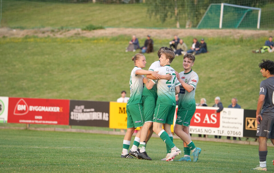 FORNØYD: Vestfossen jublet stort da Fredrik Hennum utlignet mot Hallingdal. Kampen endte 2-1 til Vestfossen etter scoring i ekstraomgangene.