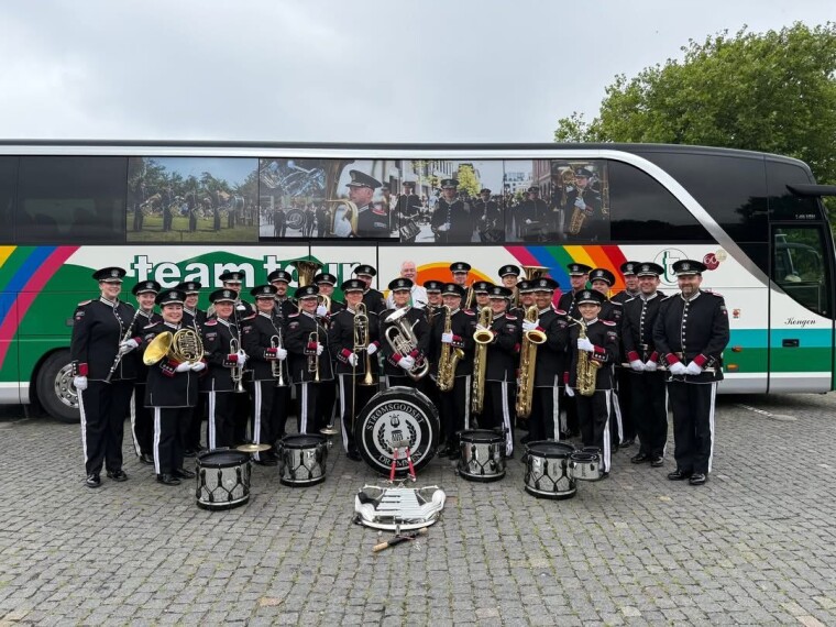 OVERRASKELSE: Bussjåfør Jan Såtvedt i Team Tour folierte bussen til korpset og overrasket dem alle sammen.