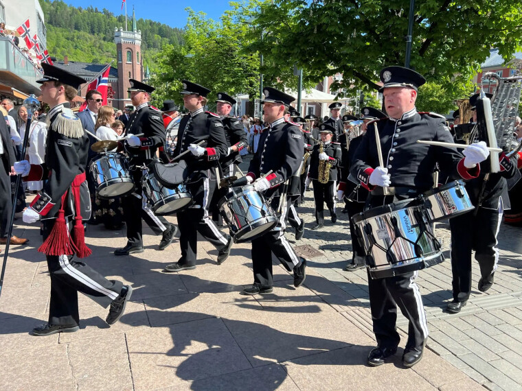 17.MAI: Her spiller korpset på 17.mai i Drammen.