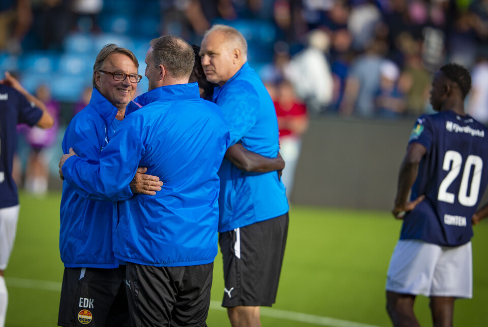 Hjemvendte Håkon Wibe-Lund (assisttrener) og klubblege Erik Dag Knudsen feiret seier mens Dag-Eilev Fagermo får en klem av James Ampofo.