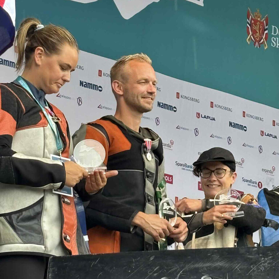 VINNERE: Oda, Adrian og Sigrid med premien etter endt skyting.
