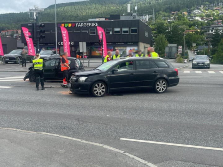 SAMMENSTØT: Mandag morgen krasjet to biler inn i hverandre i krysset ved Åslyveien og Rosenkrantzgate.