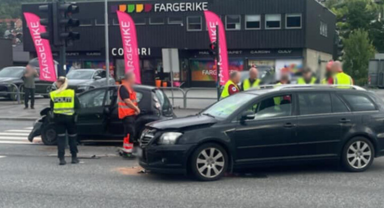 SAMMENSTØT: Mandag morgen krasjet to biler inn i hverandre i krysset ved Åslyveien og Rosenkrantzgate.