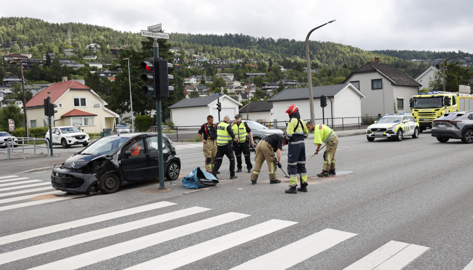 SKADET: En kvinne er kjørt til legevakt etter sammenstøtet